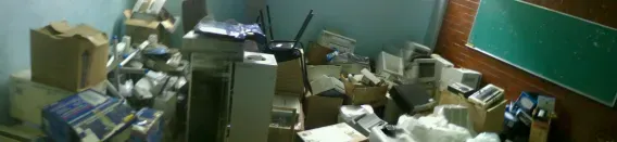 Equipo de cómputo acumulado y desordenado en la bodega